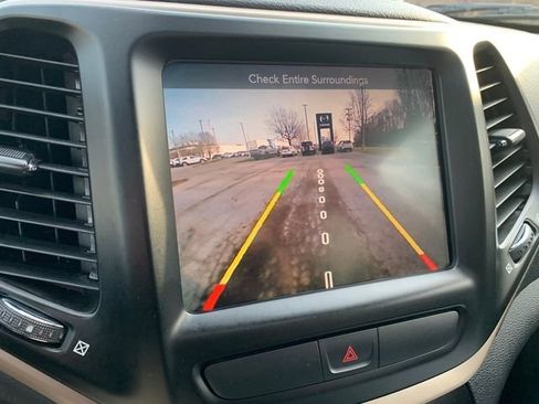 Used 2017 Jeep Cherokee Limited AWD/4WD image 30