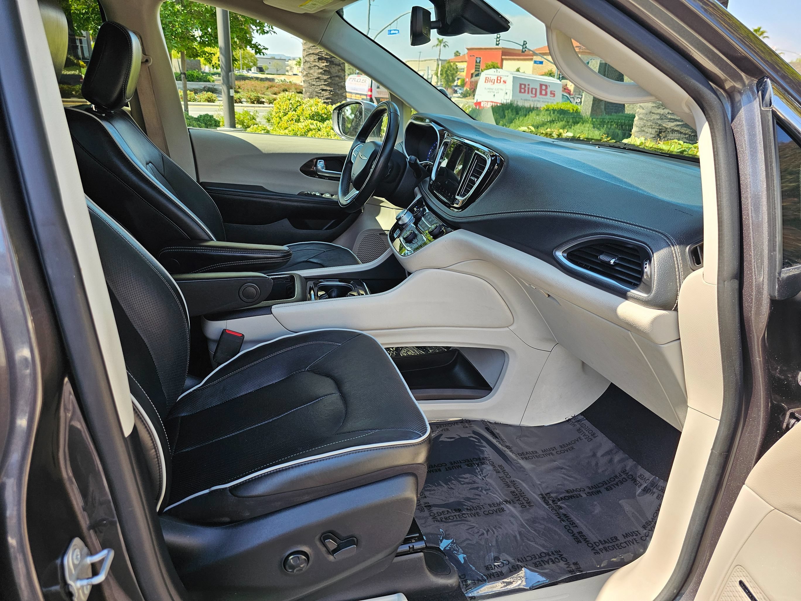 Used 2022 Chrysler Pacifica Limited FWD image 32