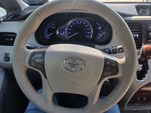 Used 2013 Toyota Sienna XLE FWD image 15