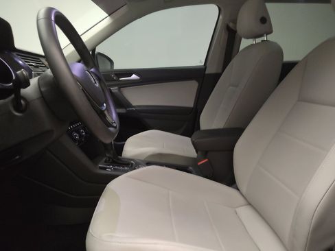 Used 2020 Volkswagen Tiguan SE w/ Panoramic Sunroof Package image 17