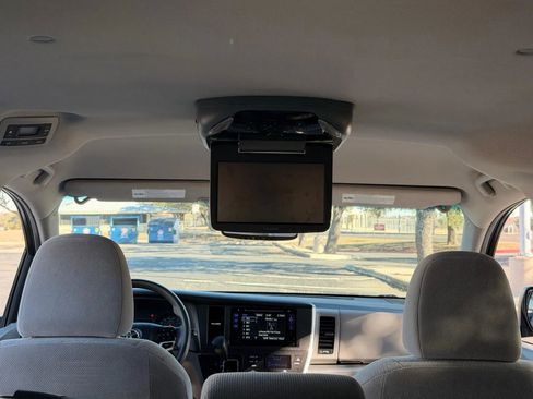 Used 2017 Toyota Sienna LE image 33