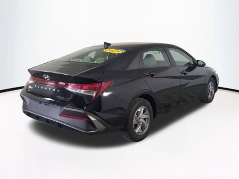 Used 2025 Hyundai Elantra SE FWD image 5
