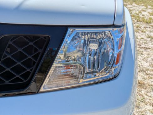 Used 2021 Nissan Frontier SV w/ Midnight Edition Floor Mats image 10