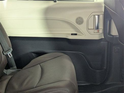 Used 2024 Toyota Sienna Platinum image 34