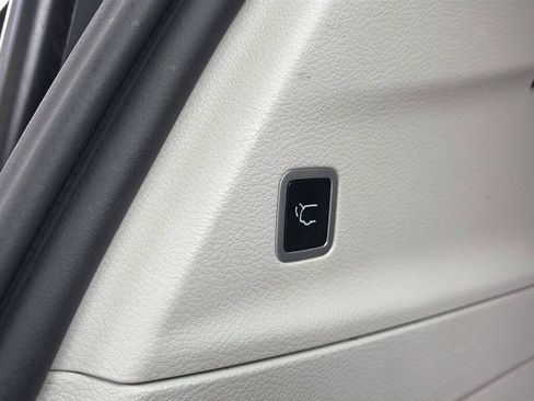 Used 2023 Chrysler Pacifica Limited image 11