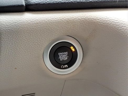 Used 2021 Chrysler Pacifica Touring-L FWD image 25