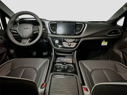 New 2026 Chrysler Pacifica Limited w/ S Appearance Package image 19