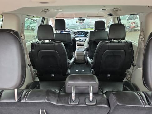 Used 2024 Chrysler Pacifica Touring-L FWD image 24