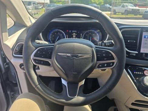 Used 2024 Chrysler Pacifica Touring-L FWD image 17
