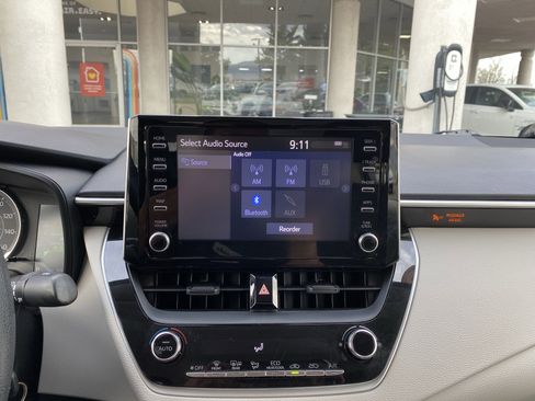 Used 2020 Toyota Corolla LE image 3