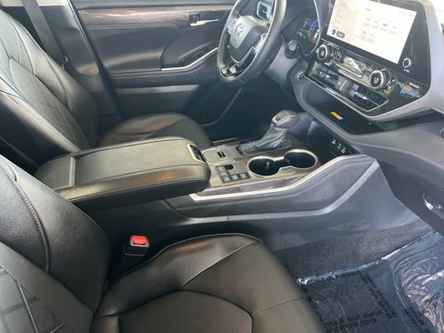 Used 2024 Toyota Highlander Platinum AWD/4WD image 16