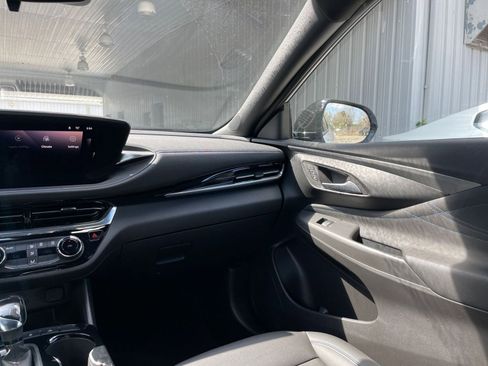 Used 2025 Buick Envista Sport Touring image 33