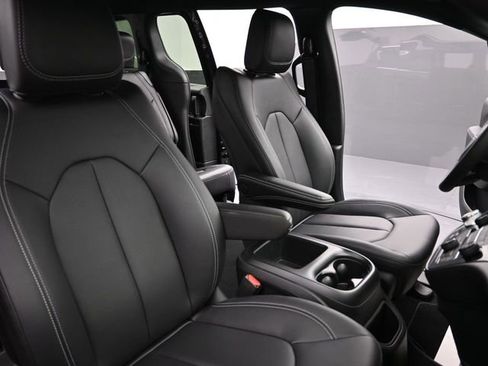 New 2025 Chrysler Voyager LX image 24