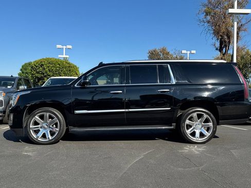 Used 2018 Cadillac Escalade ESV Premium Luxury image 8
