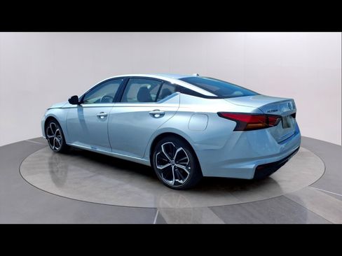 Used 2025 Nissan Altima 2.5 SR FWD image 3