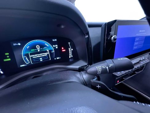 Used 2025 Toyota Camry SE image 19