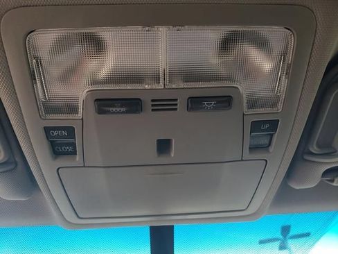 Used 2017 Toyota Camry SE w/ Moonroof Package FWD image 25