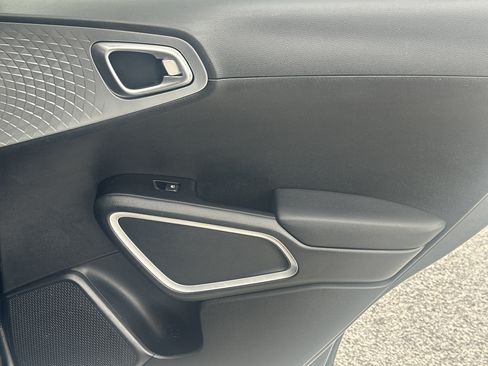Used 2023 Kia Soul LX w/ LX Technology Package FWD image 16