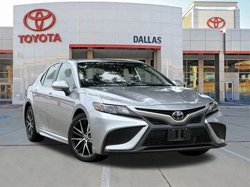 Used 2024 Toyota Camry SE FWD image 1