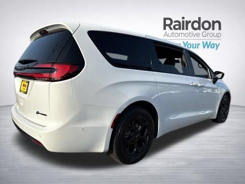 Used 2024 Chrysler Pacifica Limited FWD image 7