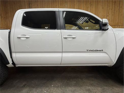 Used 2022 Toyota Tacoma TRD Off-Road w/ Technology Package AWD/4WD image 4