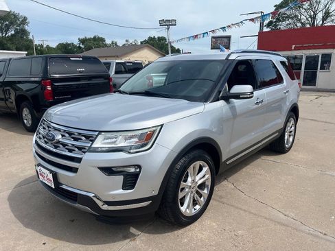 Used 2018 Ford Explorer Limited w/ Equipment Group 301A AWD/4WD image 3