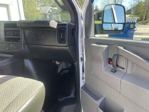 Used 2016 Chevrolet Express 3500 Extended image 14