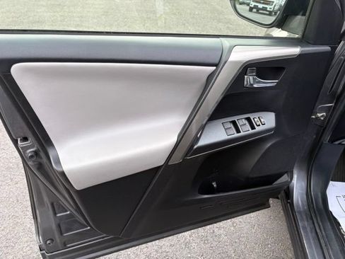 Used 2018 Toyota RAV4 XLE AWD/4WD image 13