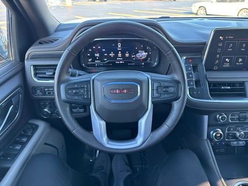 Certified 2024 GMC Yukon SLT w/ SLT Luxury Package image 17