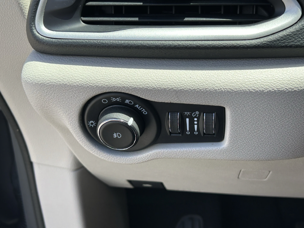 Used 2021 Chrysler Pacifica Touring-L FWD image 29