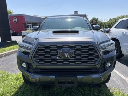 Used 2022 Toyota Tacoma TRD Sport w/ TRD Premium Sport Package AWD/4WD image 2
