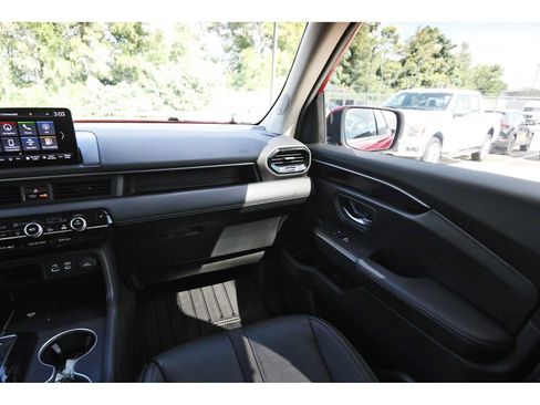 Used 2025 Honda Pilot Touring image 8