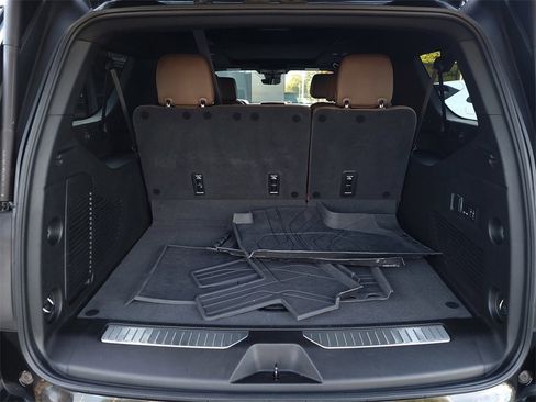 Used 2023 Chevrolet Suburban High Country image 33