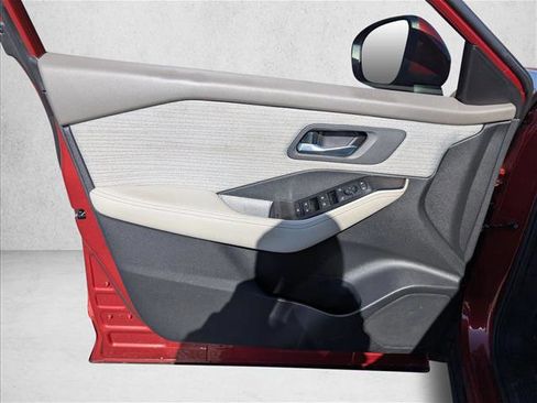 Used 2022 Nissan Rogue SV image 16