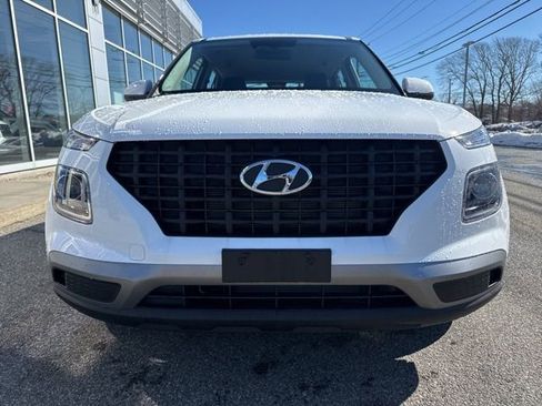 Used 2026 Hyundai Venue SE image 2