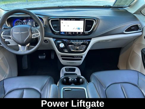 Used 2023 Chrysler Pacifica Touring-L image 12
