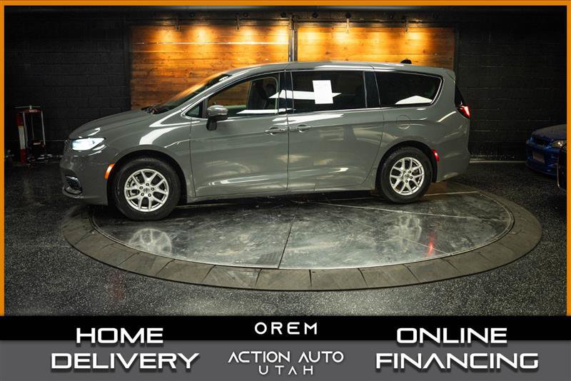 Used 2023 Chrysler Pacifica Touring-L FWD image 1