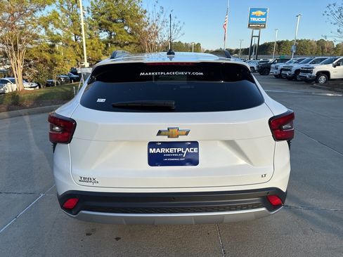 Used 2025 Chevrolet Trax LT w/ Driver Confidence Package image 4