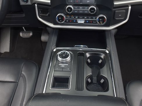 Used 2024 Ford Expedition XLT image 19