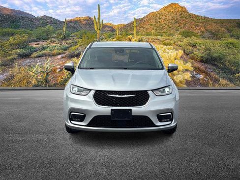 Used 2023 Chrysler Pacifica Touring-L FWD image 5