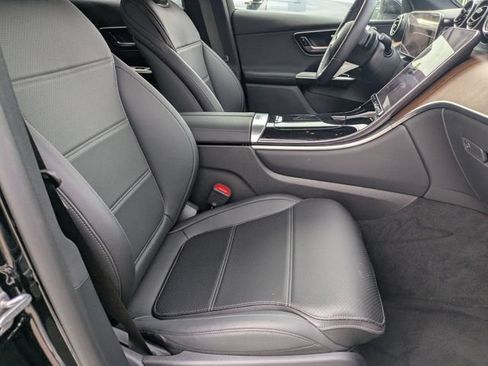 Used 2025 Mercedes-Benz GLC 300 4MATIC image 29