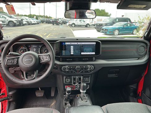 Used 2024 Jeep Wrangler Unlimited Rubicon w/ Convenience Group AWD/4WD image 14