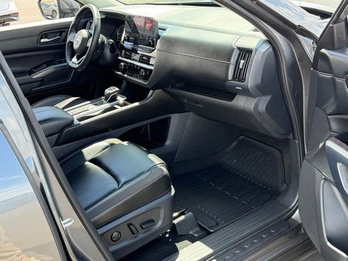 Certified 2025 Nissan Pathfinder SL image 28