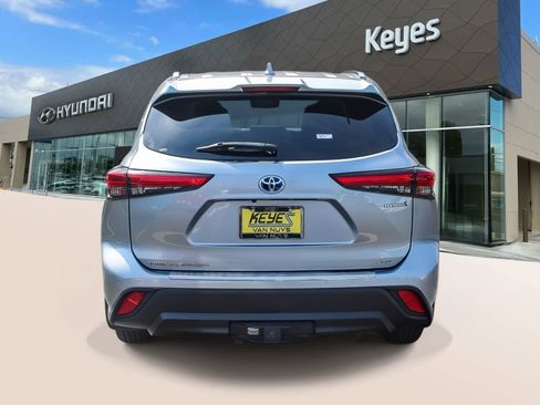 Used 2021 Toyota Highlander XLE AWD/4WD image 6