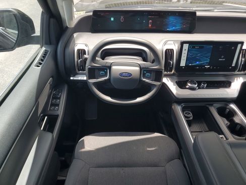 Used 2025 Ford Expedition Active AWD/4WD image 18