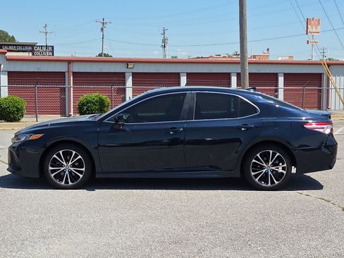Used 2020 Toyota Camry SE w/ Convenience Package FWD image 3