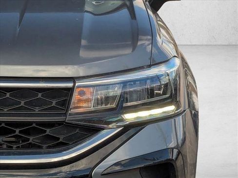 Used 2024 Volkswagen Taos SE image 7