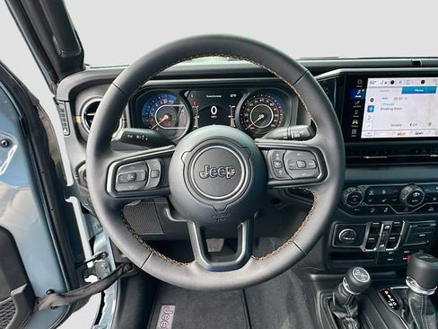 Used 2025 Jeep Gladiator Sport AWD/4WD image 9