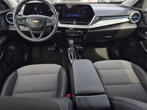 Used 2025 Chevrolet Trax LT image 22
