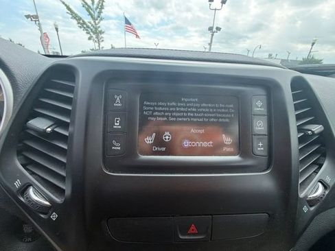 Used 2018 Jeep Cherokee Latitude w/ North All-Season Group AWD/4WD image 19